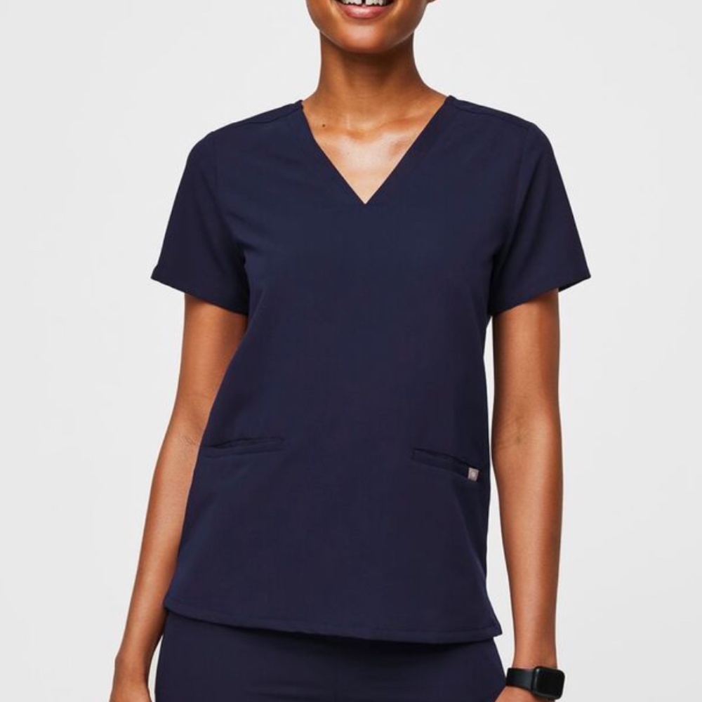 FIGS Casma™ Three-Pocket Scrub Top Navy XS